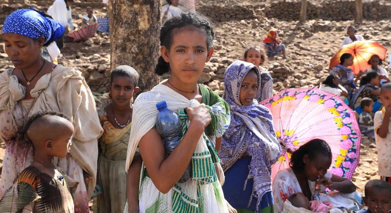 أمهات يجلبن أطفالهن للعلاج من سوء التغذية في مخيم للنازحين في تيغراي، إثيوبيا.